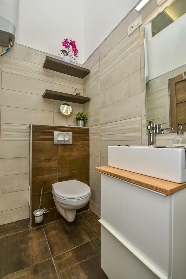 Heart With Free Private Parking Apartment