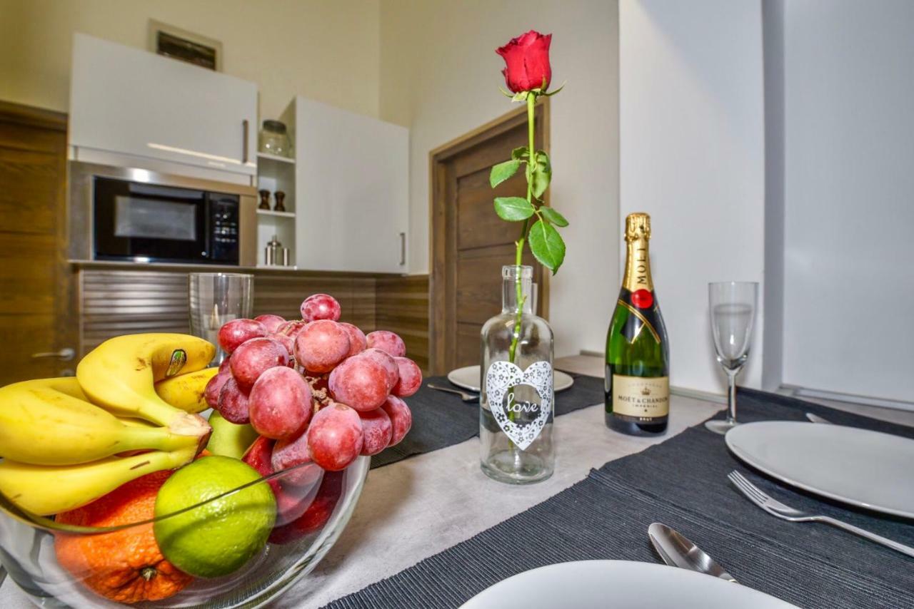 Heart With Free Private Parking Apartment