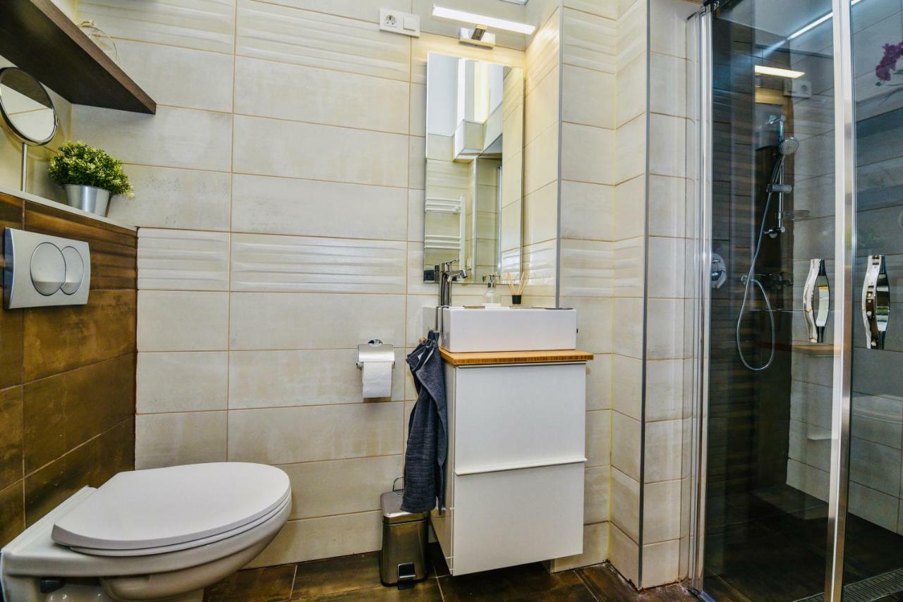 Heart With Free Private Parking Apartment *