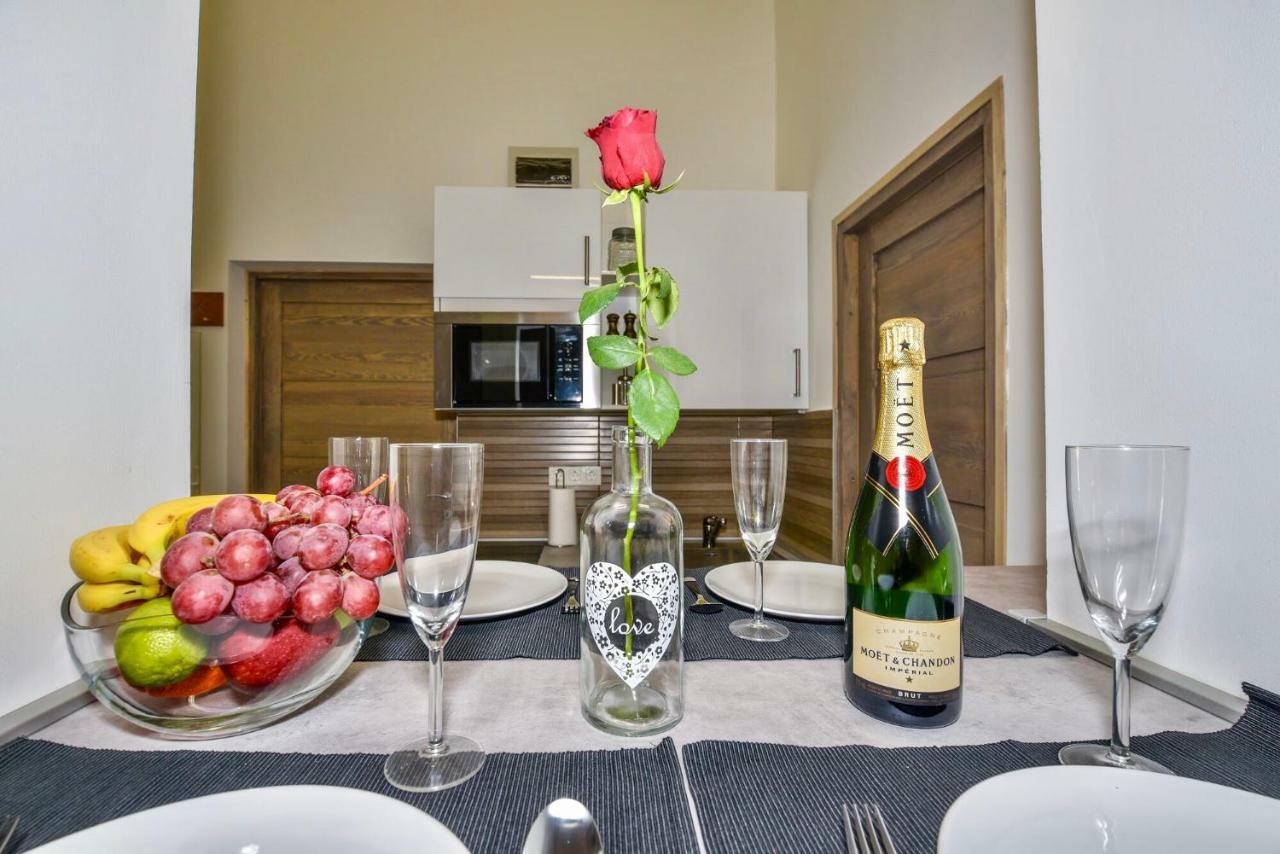 Heart With Free Private Parking Apartment