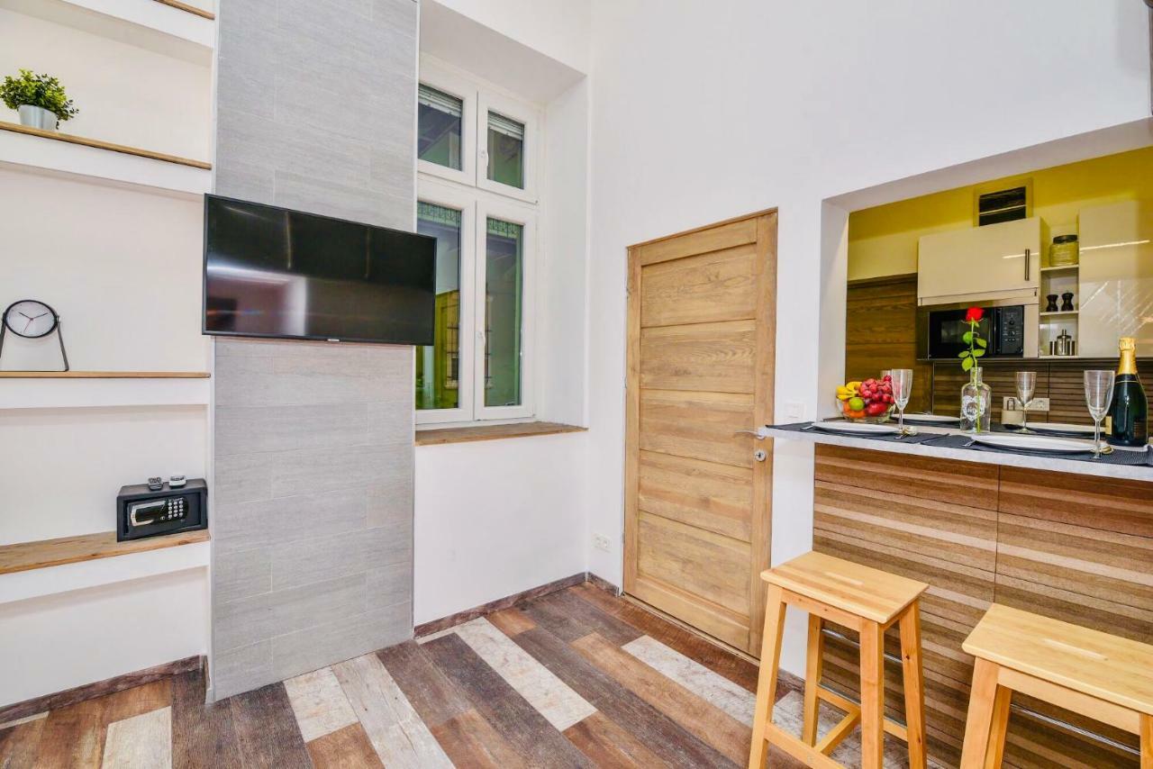 Heart With Free Private Parking Apartment *